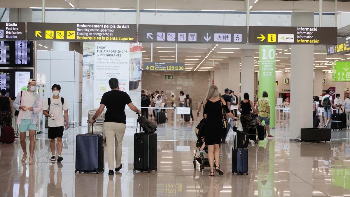 Turistas en el aeropuerto de Palma.