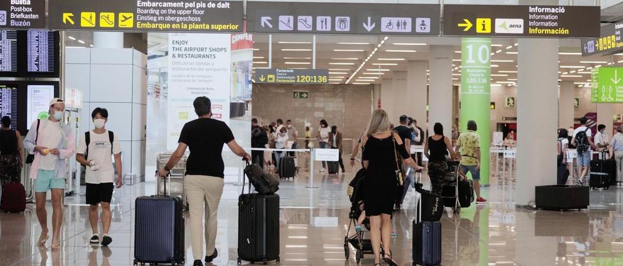 Turistas en el aeropuerto de Palma.