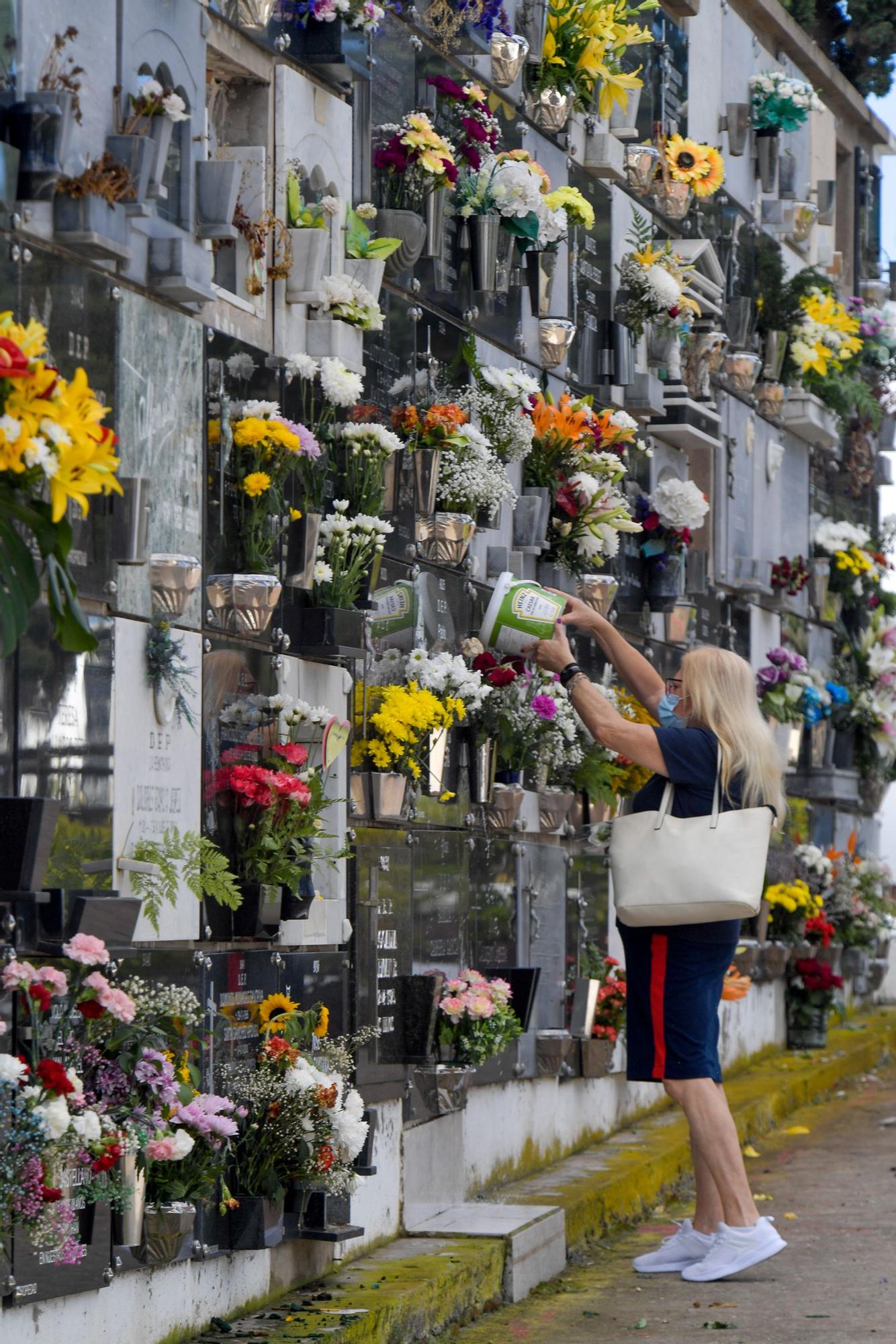 Día de Todos los Santos en el cementerio de San Lázaro (01/11/2021)