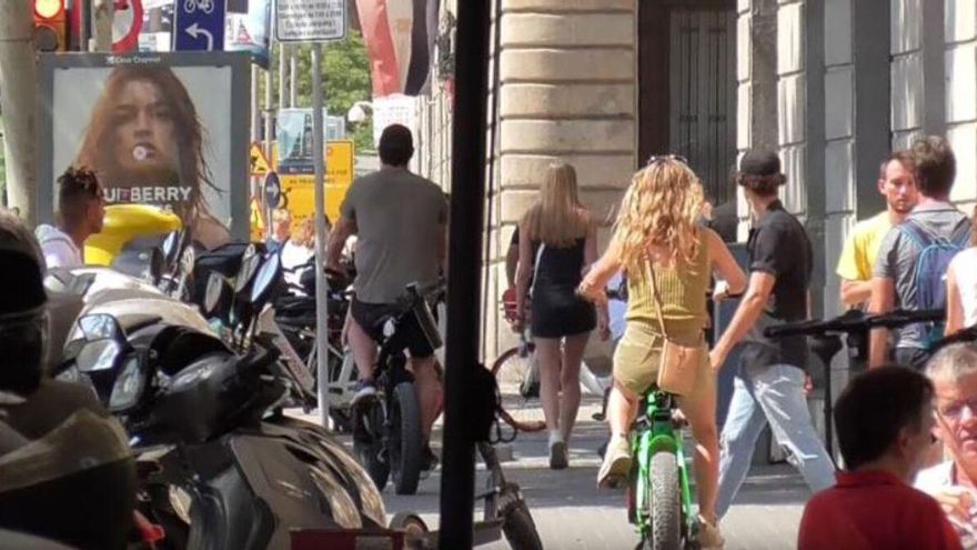 Thor, de tour por Barcelona con su familia