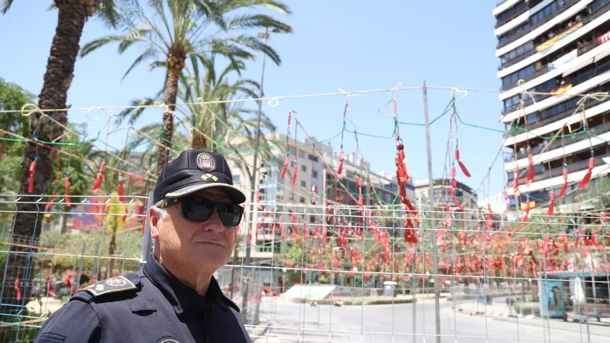 La última mascletà de Conesa, tras una vida al servicio de la Policía Local de Alicante: "Me va a resultar muy extraño"