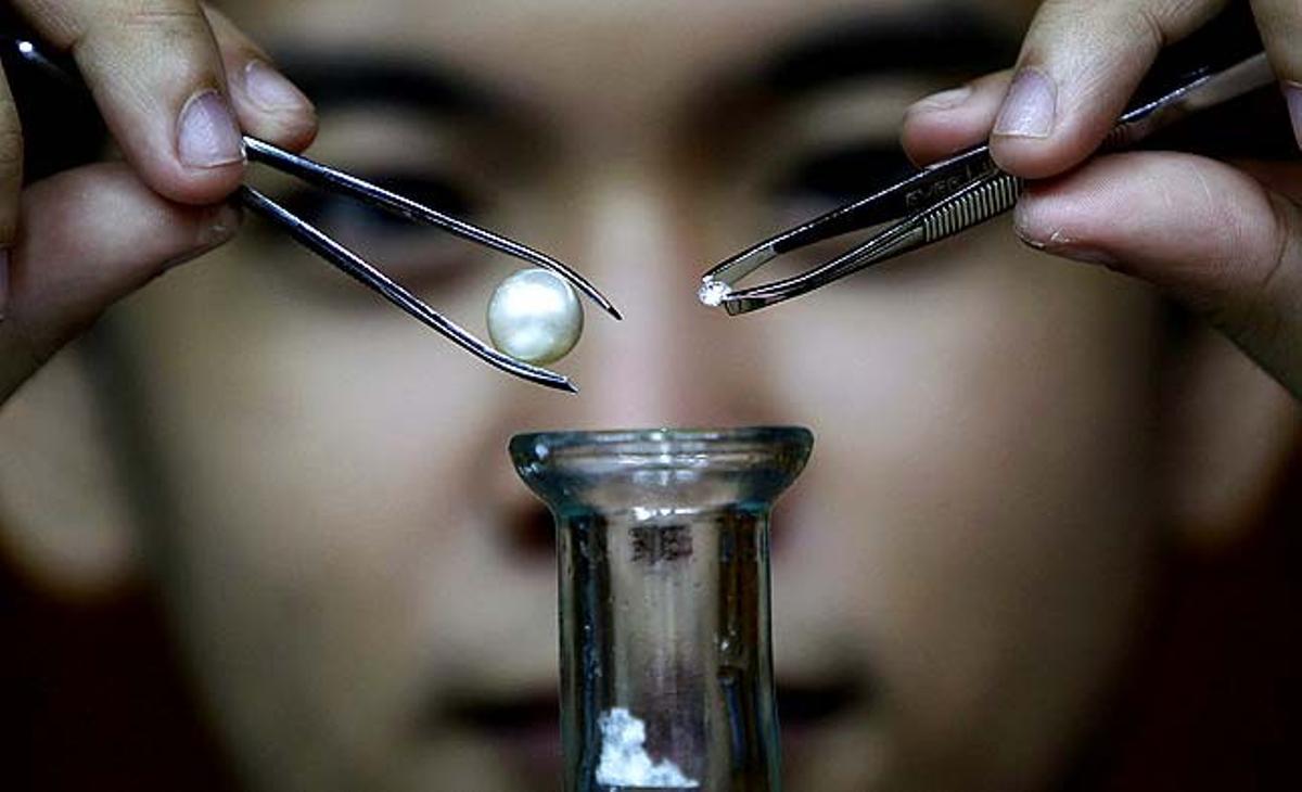 El xef Angelet Araneta Jr. es prepara per barrejar una perla del Mar del Sud i un diamant africà d’un quirat, per a la preparació del vodka Acqua Diamanti Necro Boteglia a Manila (Filipines). El vodka, que conté fulles de 24 quirats comestibles d’or, dues perles del Mar del Sud i un diamant d’un quirat, sortirà a la venda el pròxim Dia de Sant Valentí per 489.000 pesos (11.000 dòlars) per ampolla.