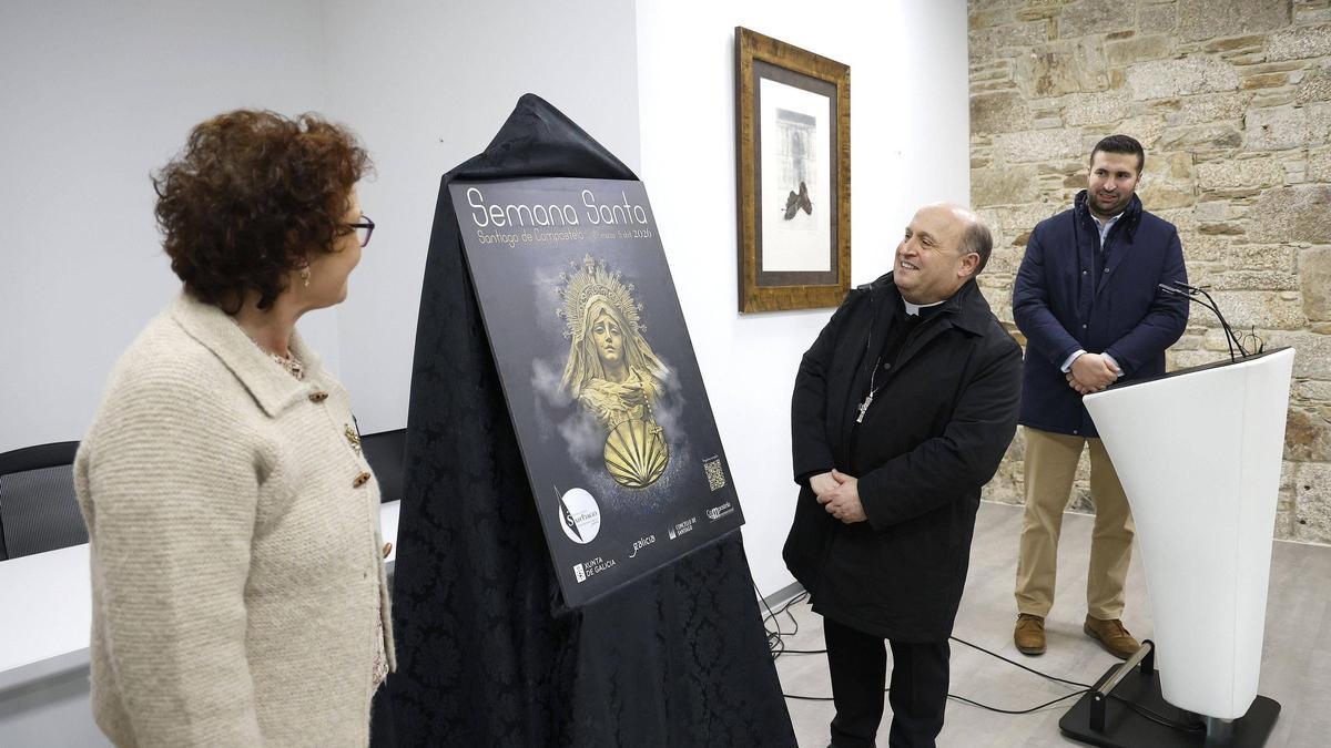 Monseñor Prieto observa el cartel de la Semana Santa compostelana 2026