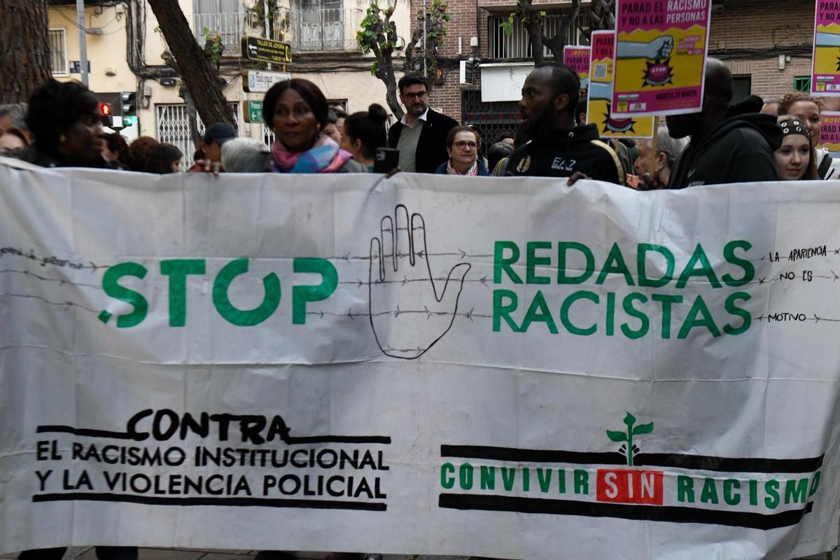 Decenas de personas se concentran en Murcia contra el racismo en el Día ...