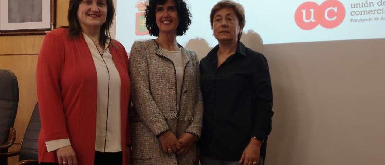 La alcaldesa, Amelia Fernández; Sara Menéndez, presidenta de la Unión de Comerciantes del Principado, y Carmen Moreno, ayer en el Ayuntamiento.