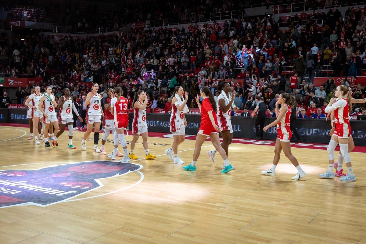 Las jugadoras del Casademont se saludan con las húngaras en el duelo ante el DVTK