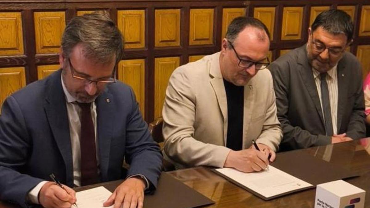 El conseller de Política Lingüística, Francesc Xavier Vila, y el alcalde de Vilanova, Juan Luis Ruiz, firman la adhesión del municipio al Pacte Nacional per la Llengua, el 1 de junio