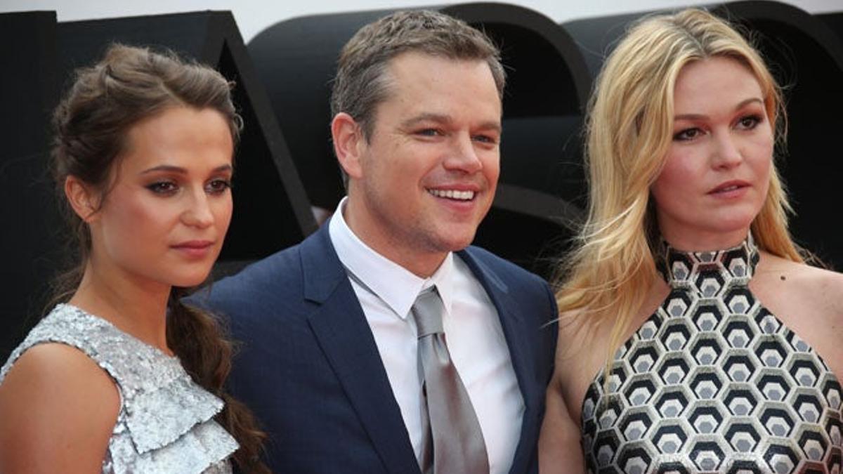 Alicia Vikander, Matt Damon y Julia Stiles, en la première de Jason Bourne en Londres