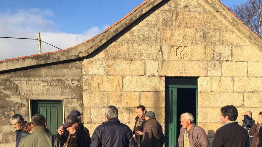 Reunión celebrada ante el edificio de Corredoira. // FdV