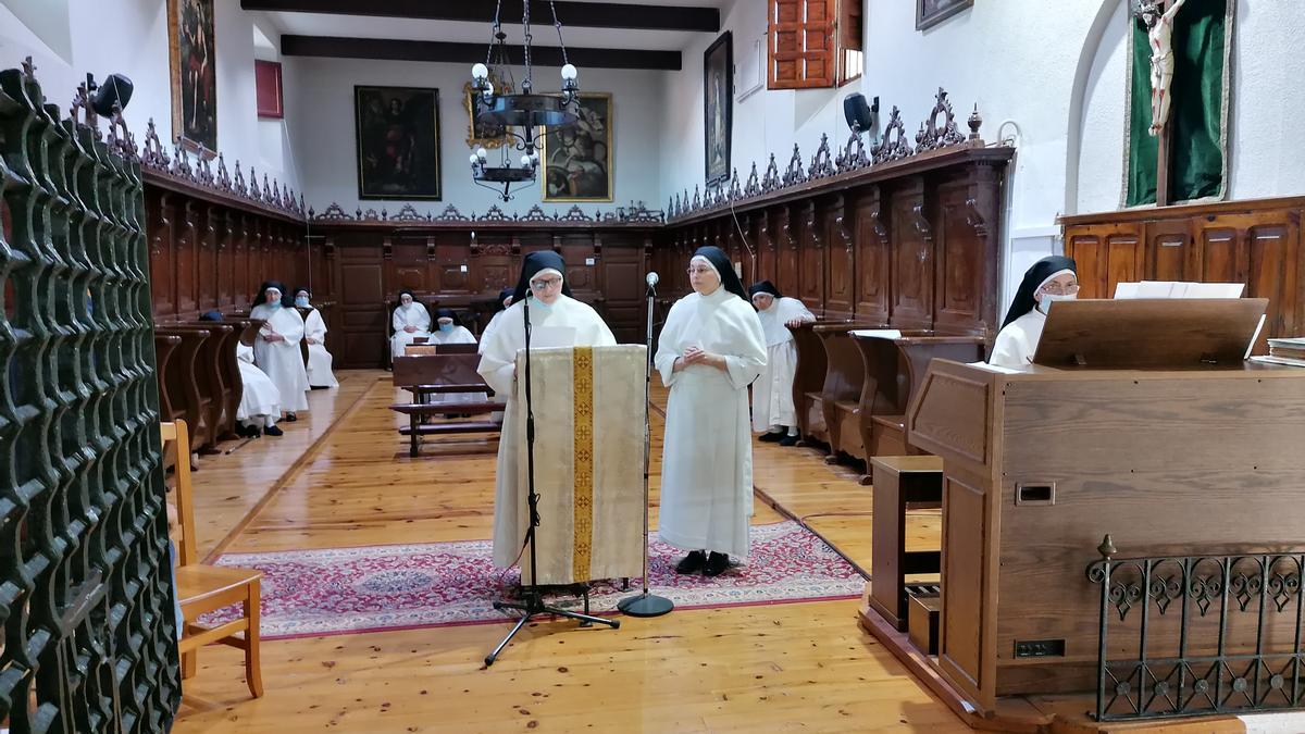 Las religiosas del convento toresano dan la bienvenida a los asistentes a la eucaristía