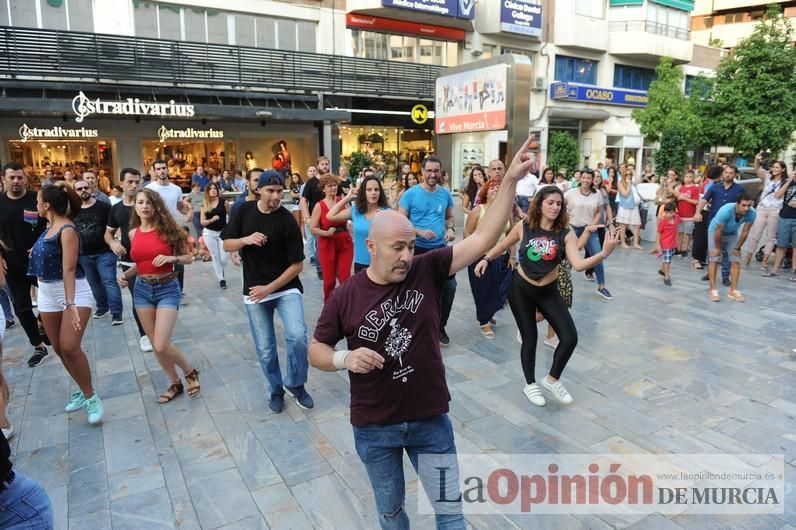 Los bailes latinos salen a la calle en Murcia