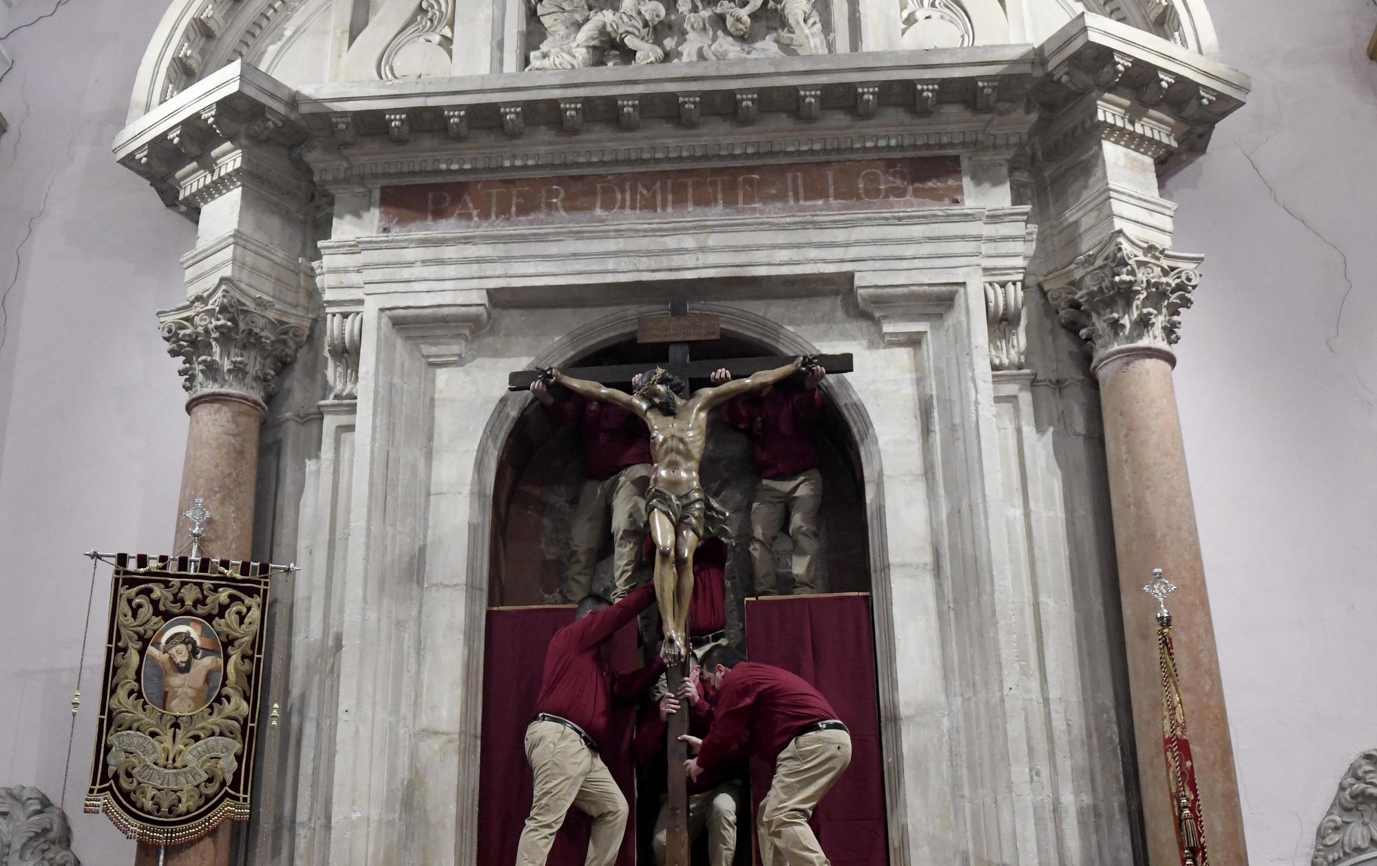 Descendimiento y besapiés del Cristo del Perdón en Murcia