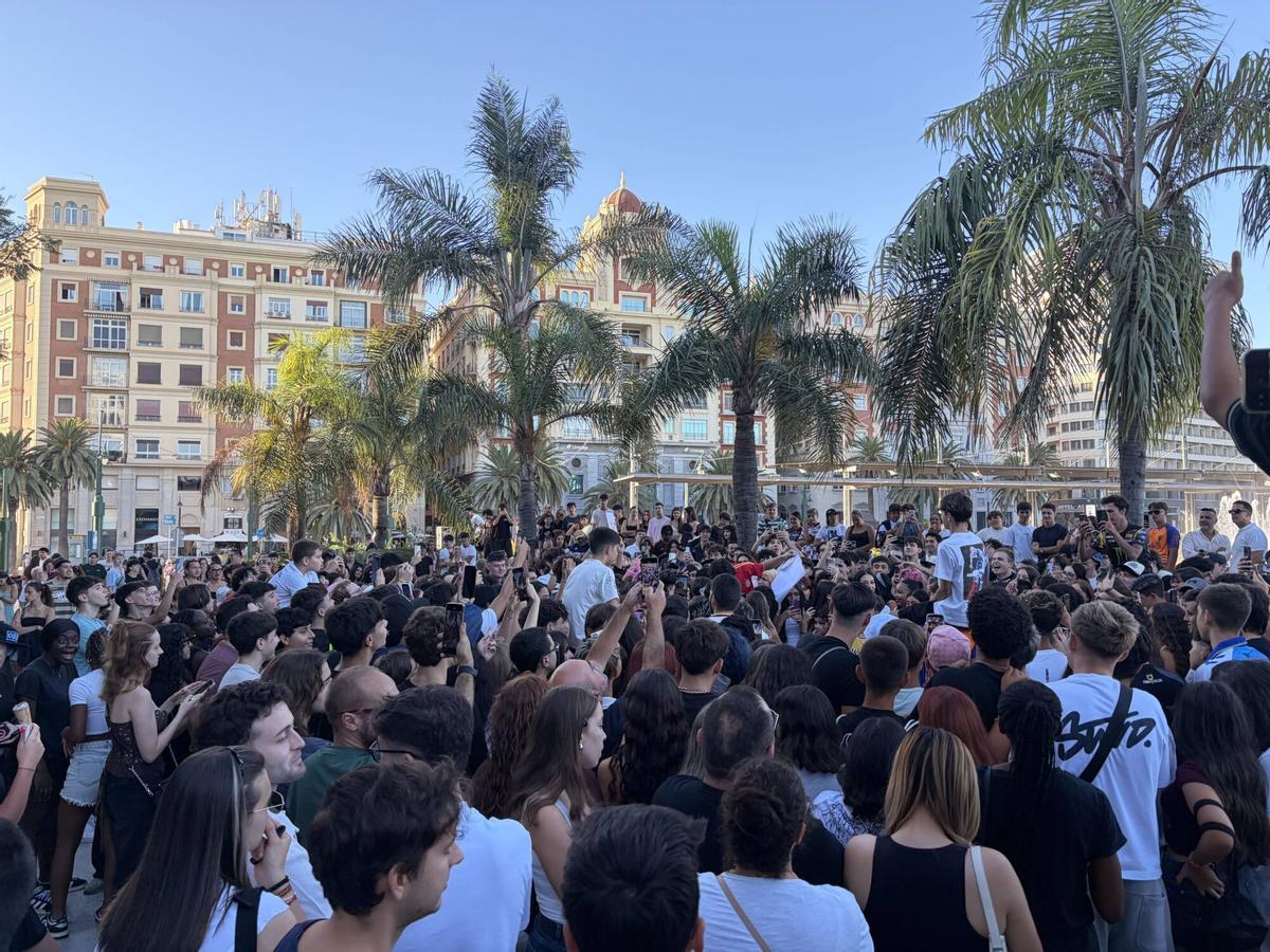Batalla de 'farmear aura' en la Plaza de la Marina