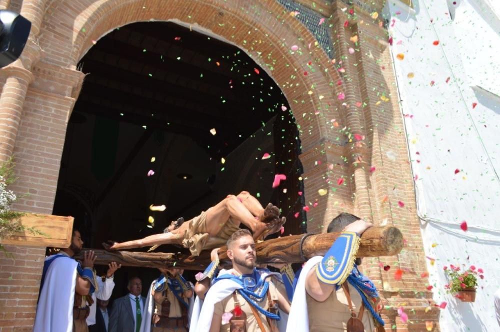 El Cristo del Perdón y de la Vera Cruz ha recorrido las calles, decoradas con cruces florales, macetas, enseres y banderillas de colores, acompañado de cientos de fieles