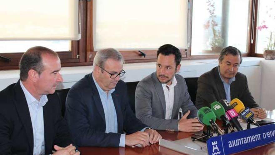 Jaume FerreR, Vicent Torres, Rafa Ruiz y Joan Gual de Torrella, esta mañana en Can Botino.