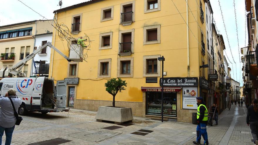 Comienza la instalación de las luces de Navidad en Plasencia