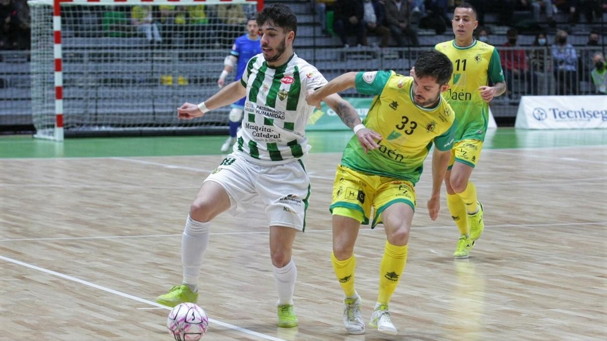 Lucas Perín y Dani Martín pugnan en el partido entre el Jaén y el Córdoba Futsal.
