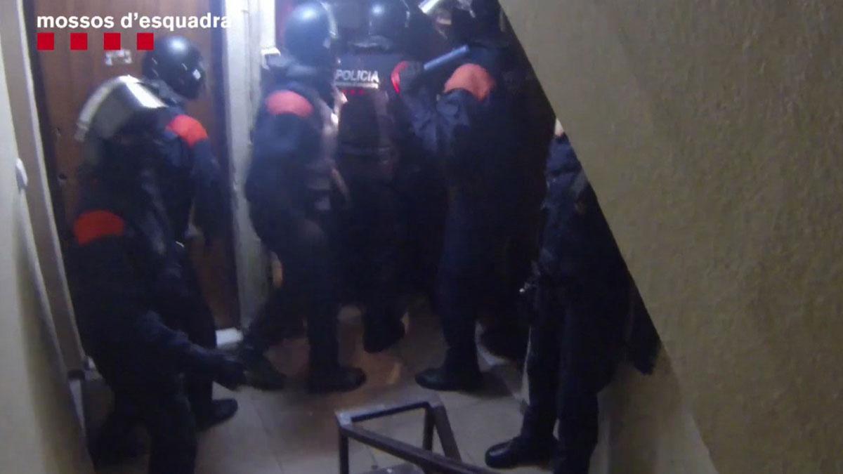 Los Mossos desarticulan una banda de 13 ladrones que se dedicaba a robar pisos en Barcelona