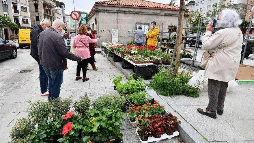 Mercadillo celebrado la pasada semana, con pocos puestos. // Gustavo Santos