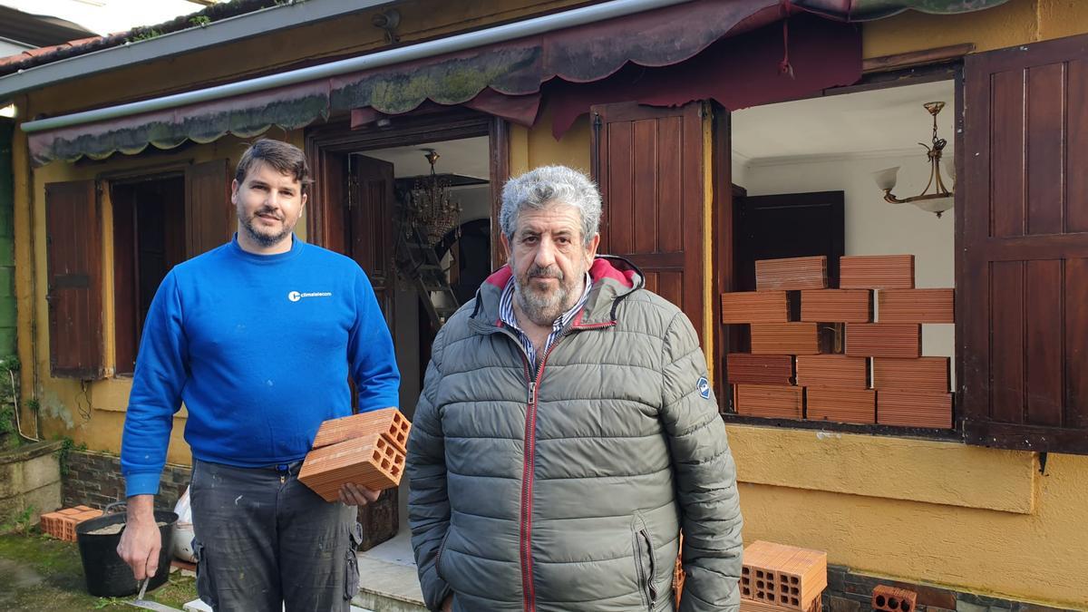 Luis Andrey, propietario de la vivienda, con su yerno.