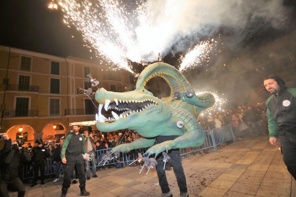 Sant Sebastià 2018: el Drac de na Coca enciende los 'foguerons'