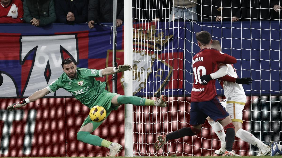 Una acción del Osasuna - Rayo Vallecano.