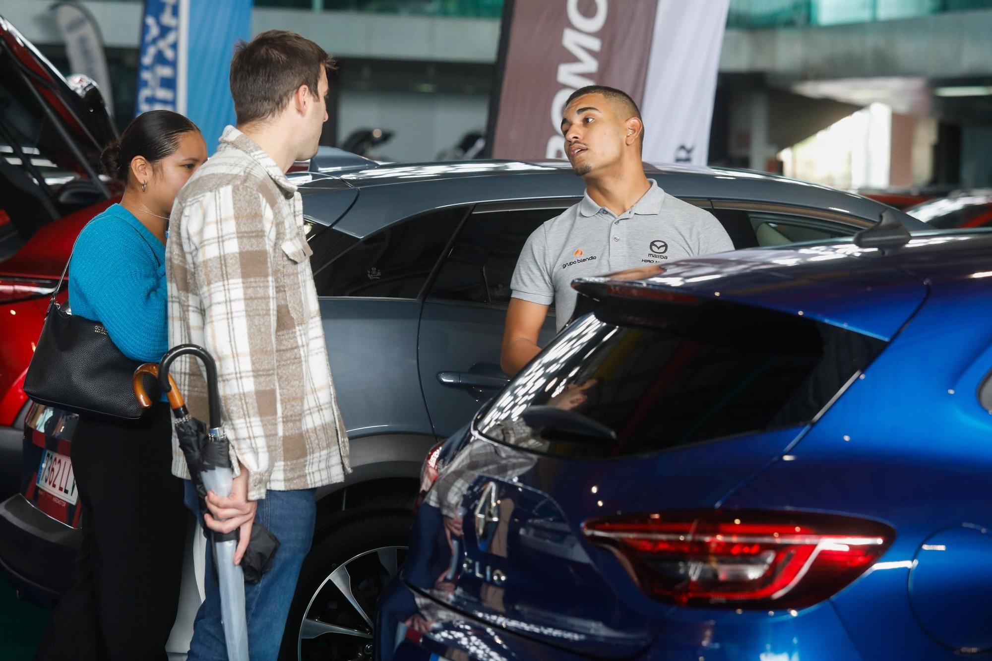 Colas y ventas exprés en el salón del automóvil de Avilés