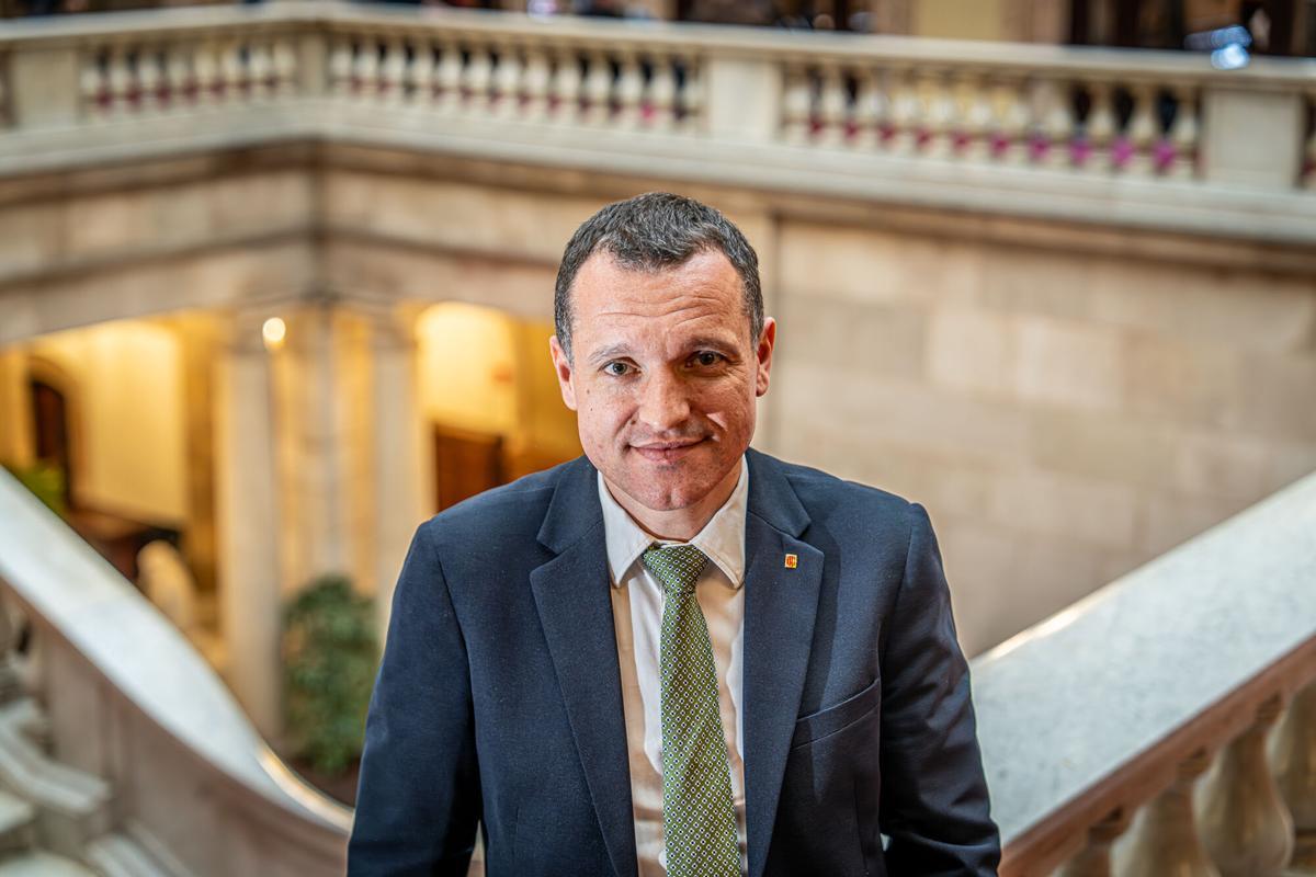 El conseller d'Agricultura, Ramaderia, Pesca i Alimentació, Òscar Ordeig, posa para EL PERIÓDICO, en el Parlament de Catalunya.