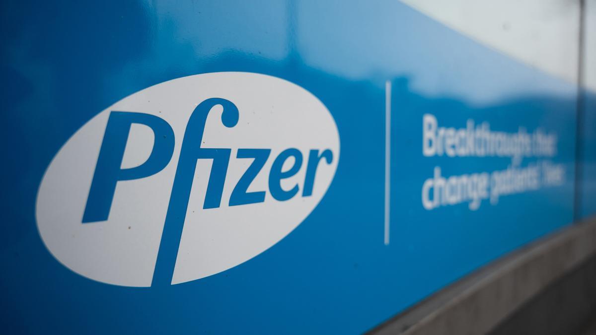 Archivo - El logotipo de Pfizer en una de sus oficinas corporativas. A 23 de enero de 2021 en Berlín (Alemania).