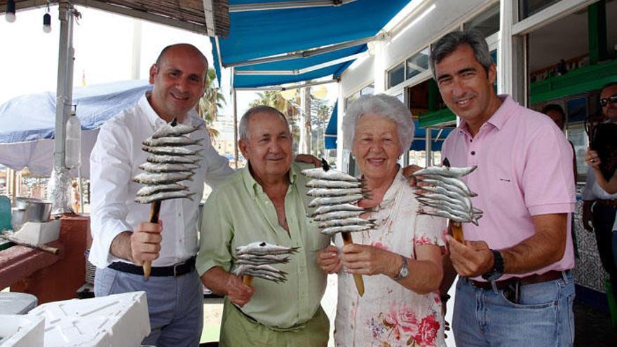 Conejo y Navas junto a los propietarios del merendero El Malagueño.