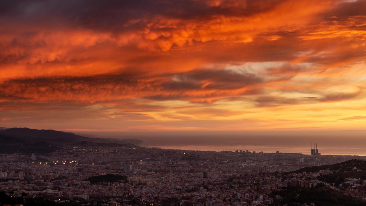 Cielo rojizo al salir el Sol en Barcelona, el 16 de noviembre del 2023