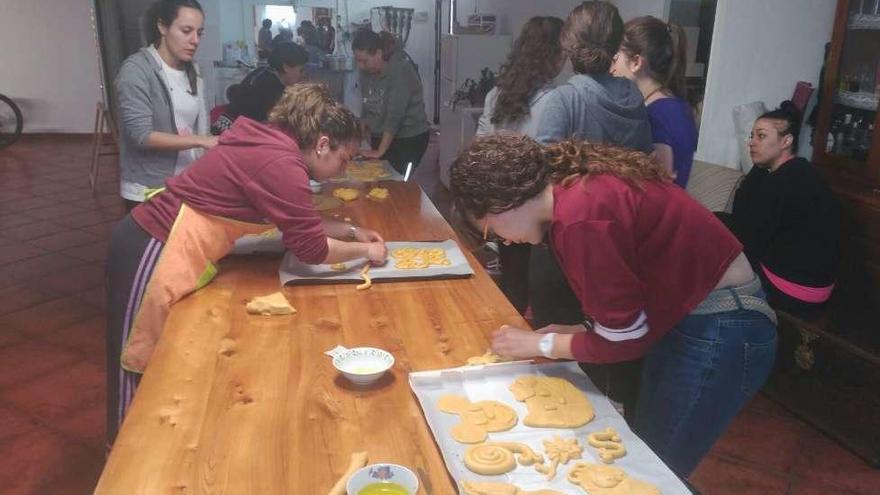 Las jóvenes de Santa Cristina elaborando las rosquillas.