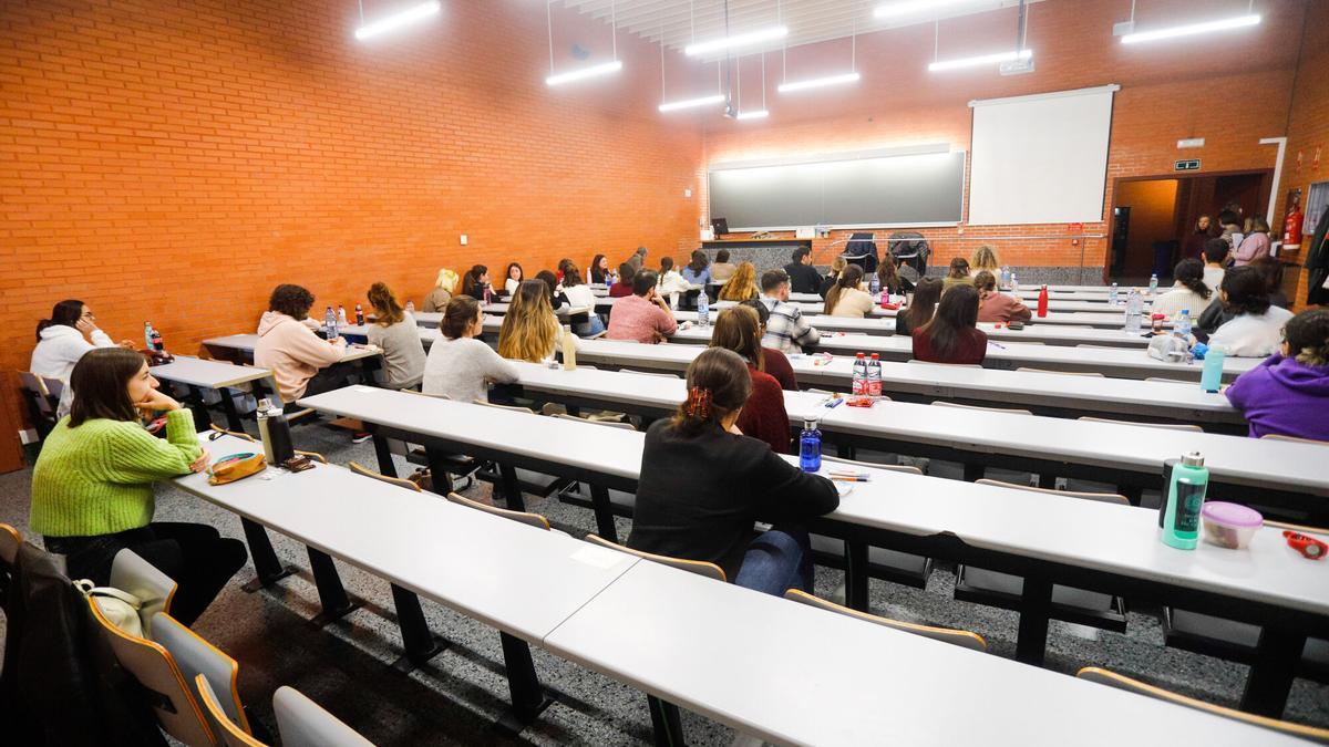 Examen para ser funcionario en la Conselleria de Sanidad.