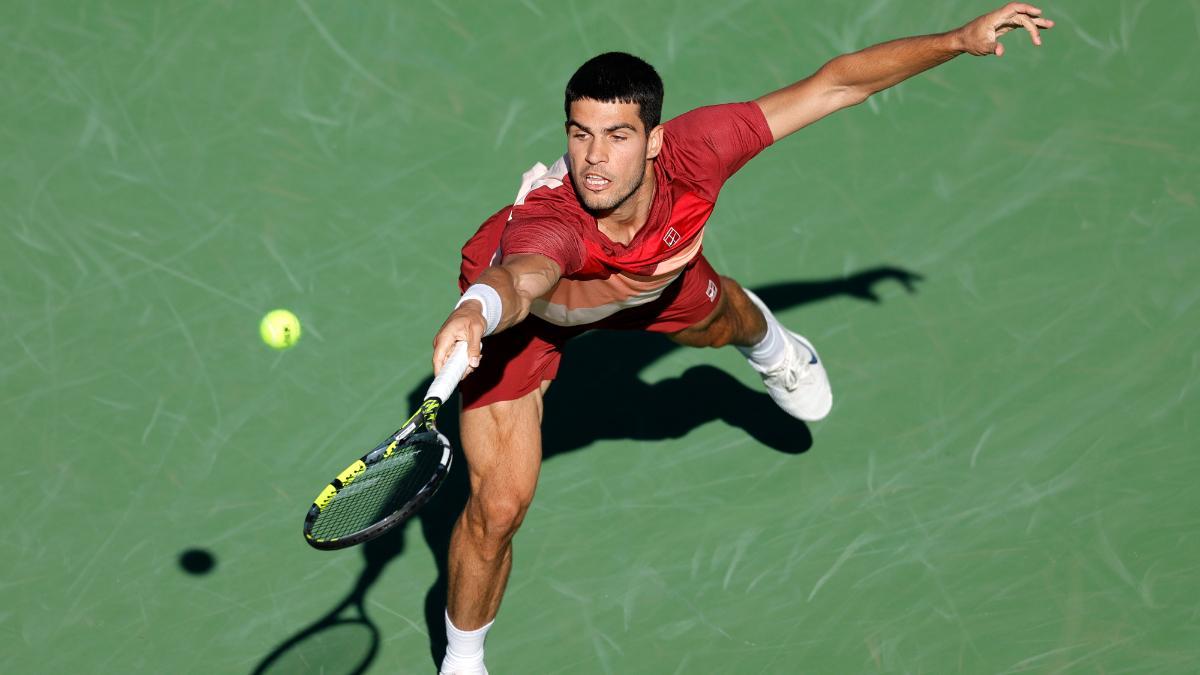 El tenista español Carlos Alcaraz en acción ante el británico Jack Draper.