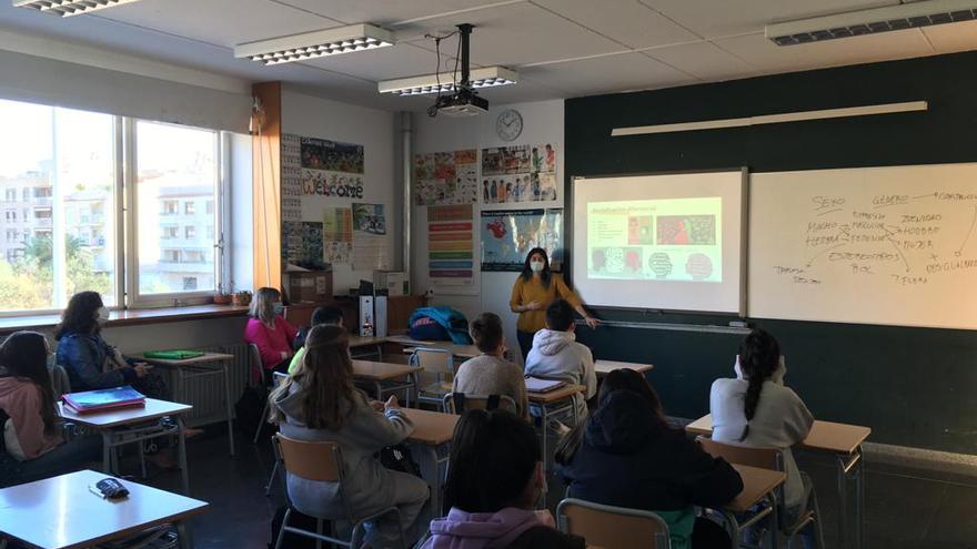 Alumnos del instituto Torre del Rei asisten a uno de los talleres para prevenir la violencia de género.