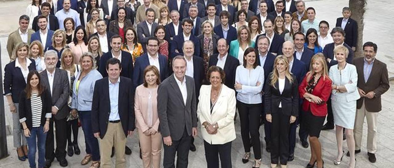 Todos los candidatos autonómicos del PP durante la fotografía de campaña que se hicieron ayer en Valencia.