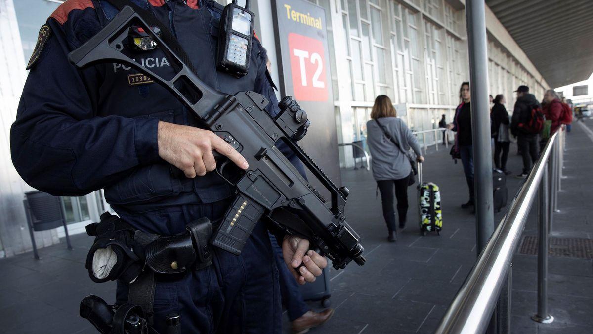 Un mosso en el Aeropuerto de El Prat.