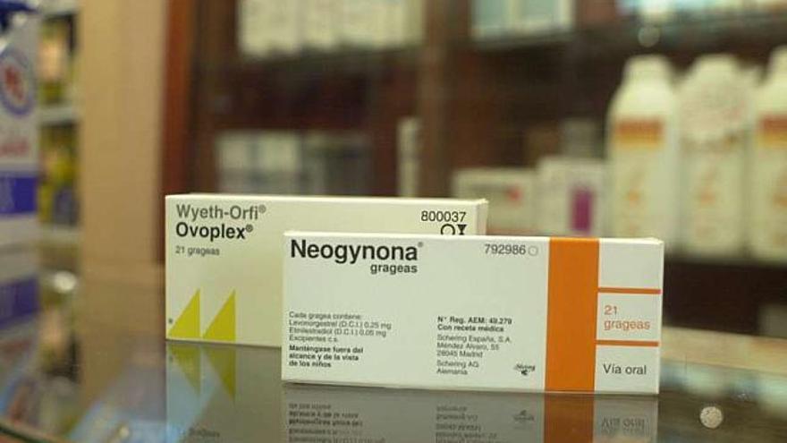 Cajas de Neogynona y Ovoplex, que contienen la píldora anticonceptiva tradicional. / roberto aguete