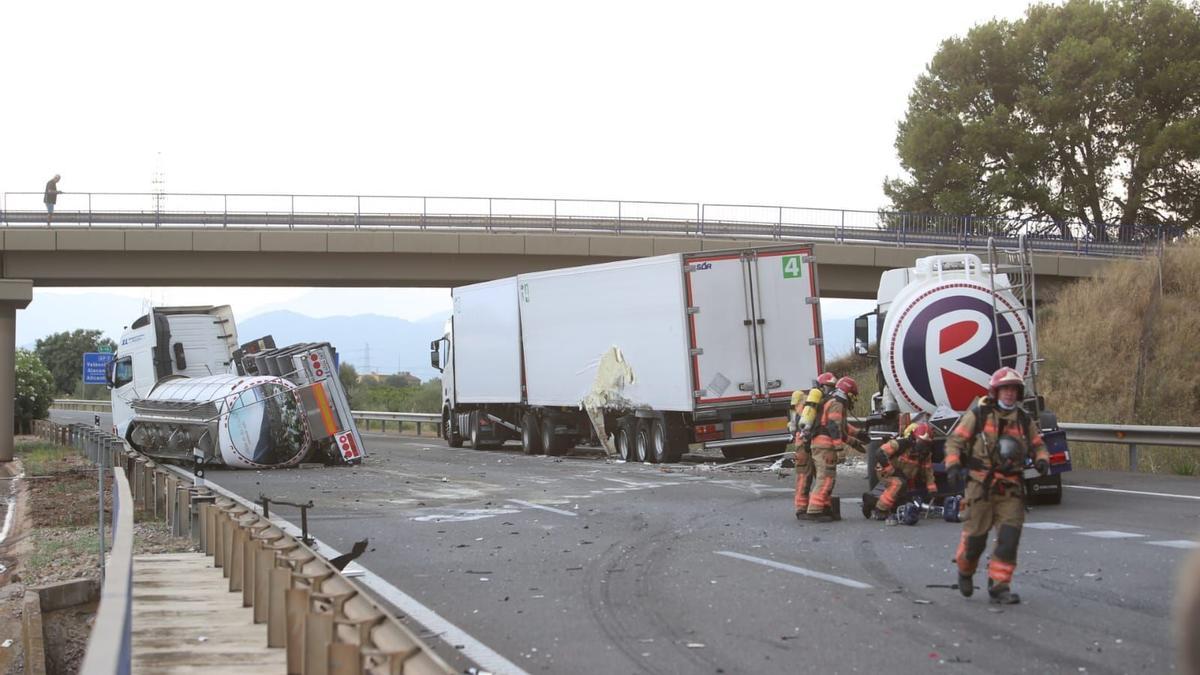 Aparatoso accidente entre tres camiones en la AP-7 en Castelló