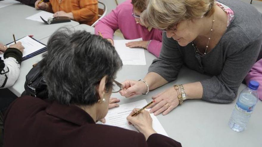 Algunos usuarios en el taller de memoria de la Asociación.