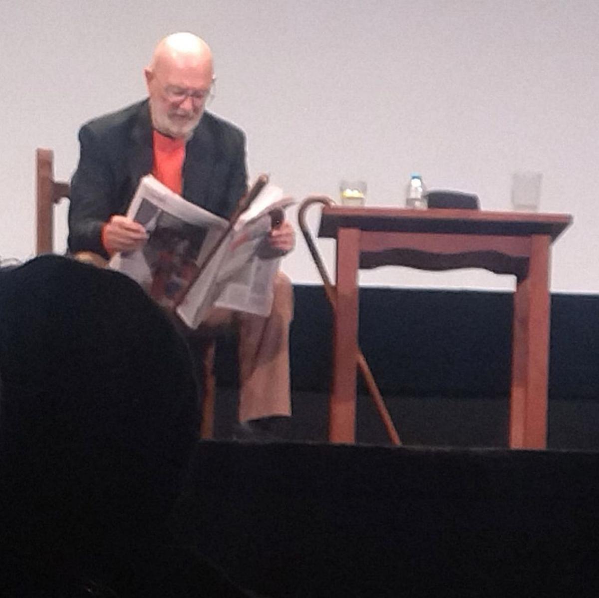 Jerónimo Granda lee LA NUEVA ESPAÑA durante una de las partes centrales del espectáculo.