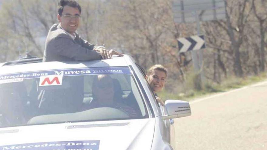 Martínez-Maíllo y Clara San Damián, en un coche durante la vuelta ciclista en Zamora.