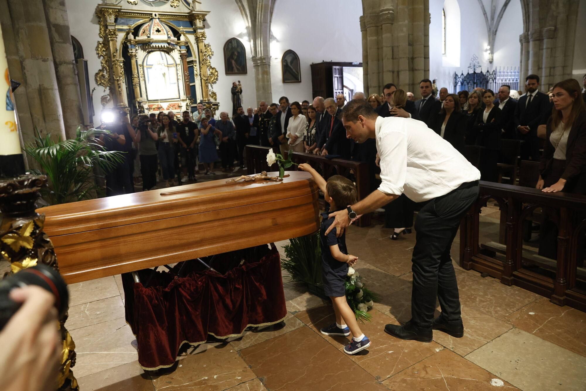 Las imágenes del funeral de Antonio Trevín en la basílica de Llanes.