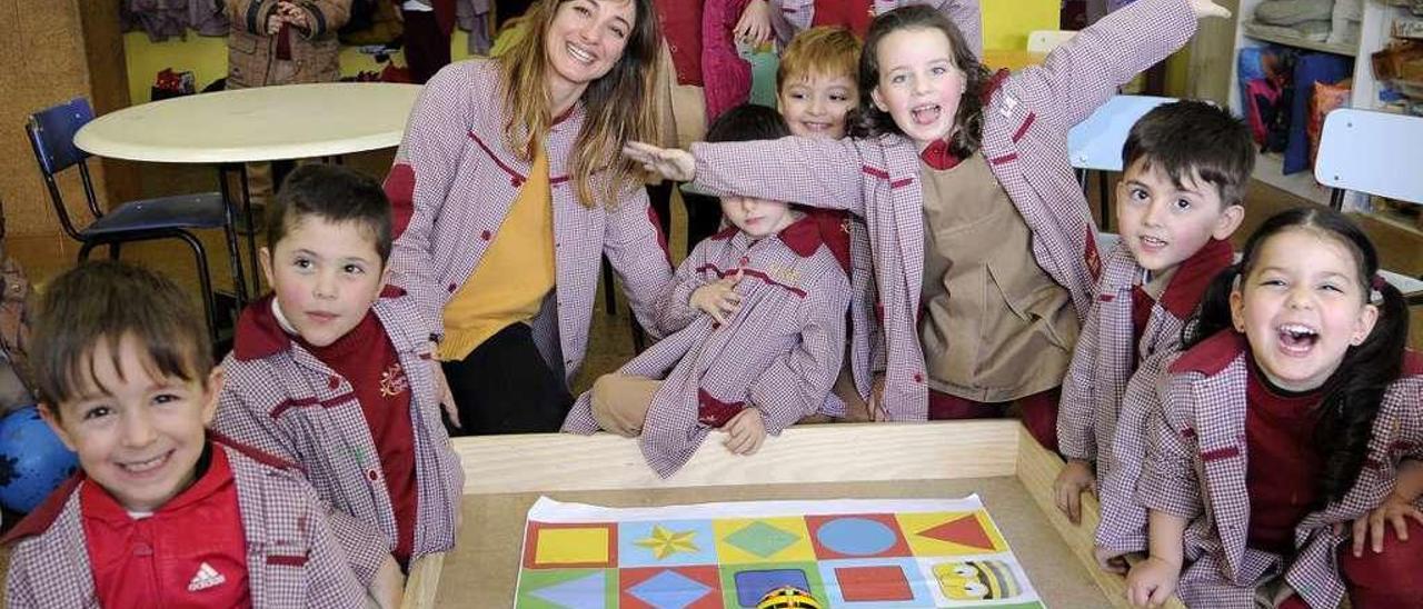 Catarina Prada con algunos de sus alumnos del Sagrado Corazón. // Bernabé/Javier Lalín