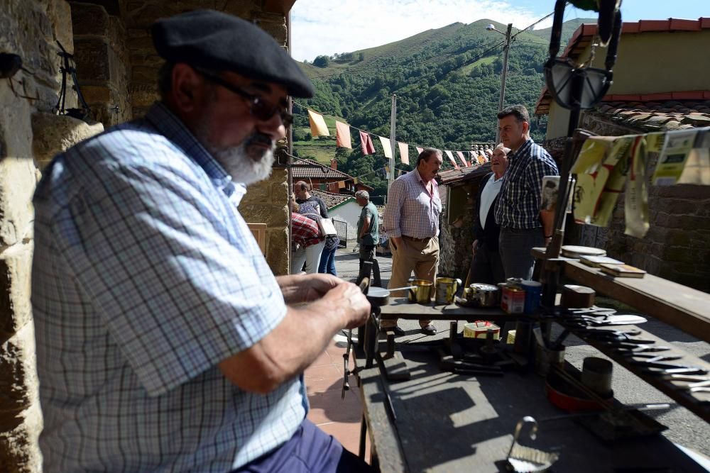 Un artesano, en el Mercáu de la Cerezal.