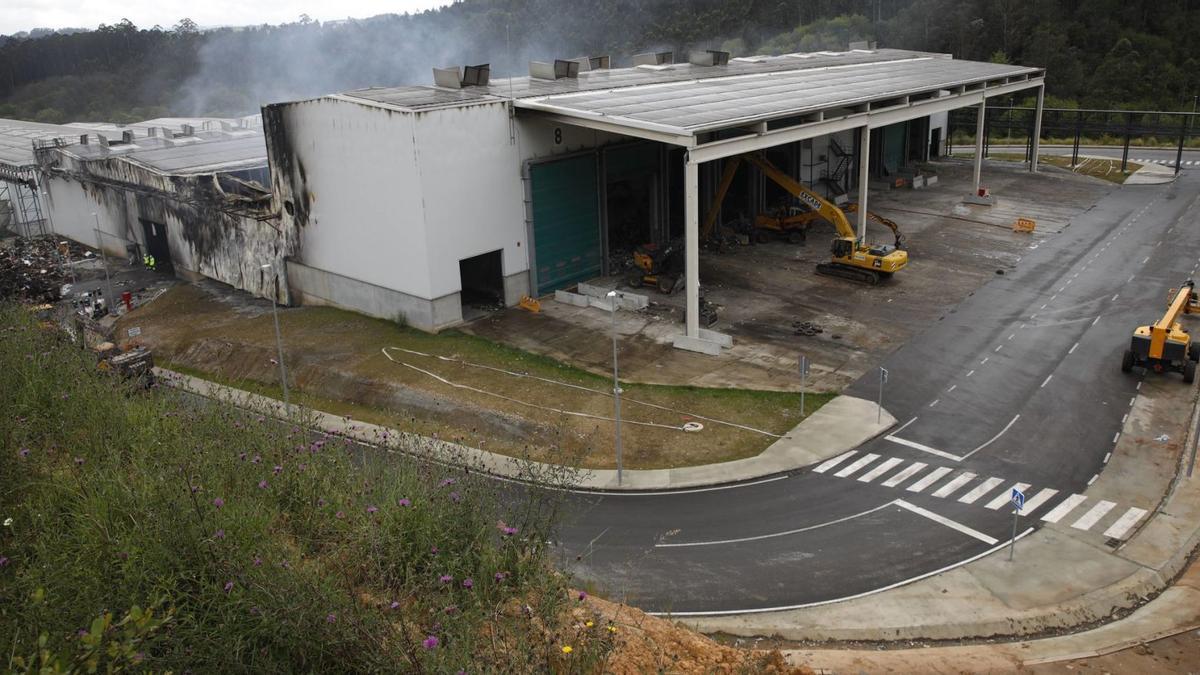 La «plantona» de Cogersa, tras el incendio del 24 de abril de 2024.  | ÁNGEL GONZÁLEZ