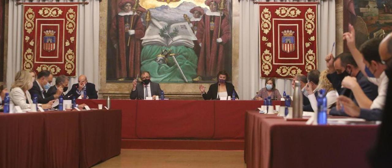 El pleno de octubre tuvo un marcado carácter de trámite y las diputadas Ruth Sanz (PSOE) y Mª Ángeles Pallarés (PP) excusaron su ausencia de la sesión.