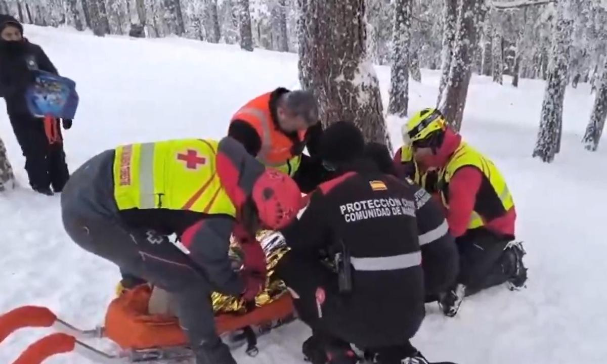 Rescatada una mujer de 41 años tras sufrir un accidente con un trineo en el puerto de Navacerrada.