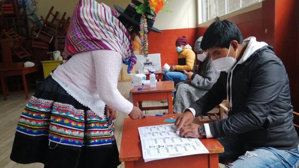 Peruanos ejerciendo su derecho a voto en las elecciones de 6 de junio de 2021.