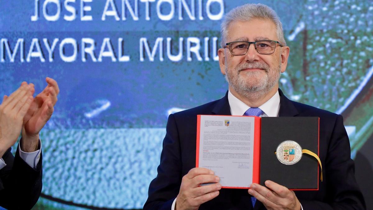 El exrector de la Universidad de Zaragoza, José Antonio Mayoral, con la Medalla de Educación que recibió en mayo de 2025.